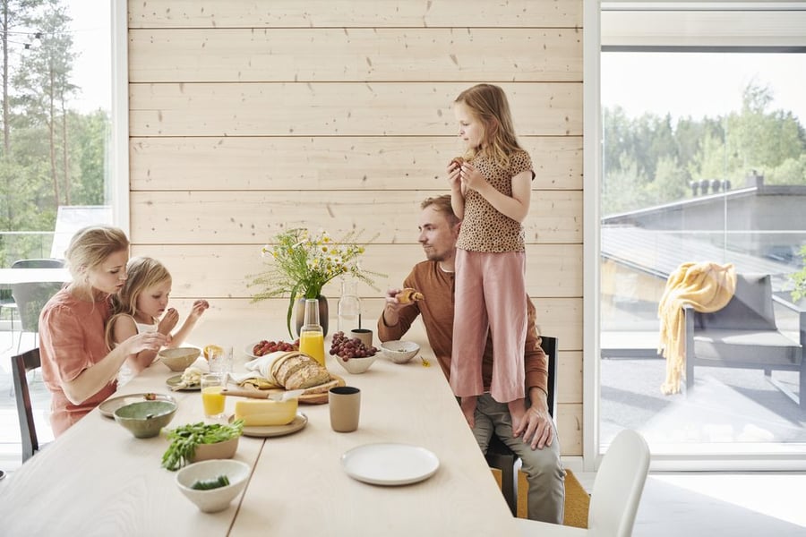 honka-brand-people-log-home-diningroom-005-id3510204-krista-photo-elina-simonen