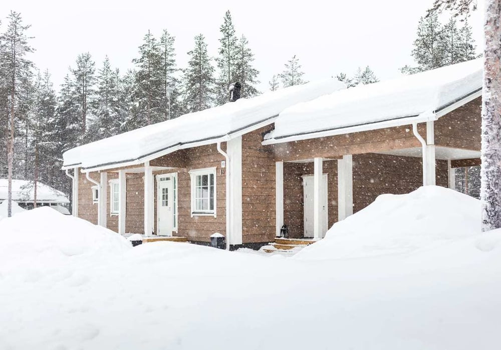 honka-heimon-kylassa-nuoren-perheen-hirsikoti-mantymetsan-suojassa_julkisivu