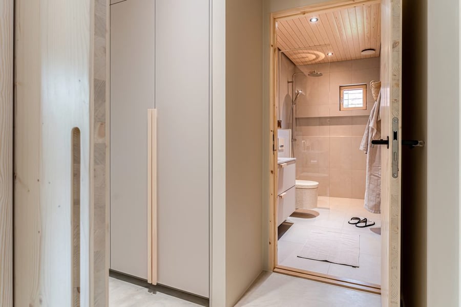 honka-kommeli-log-home-housing-fair-2025-hallway-zentuvo