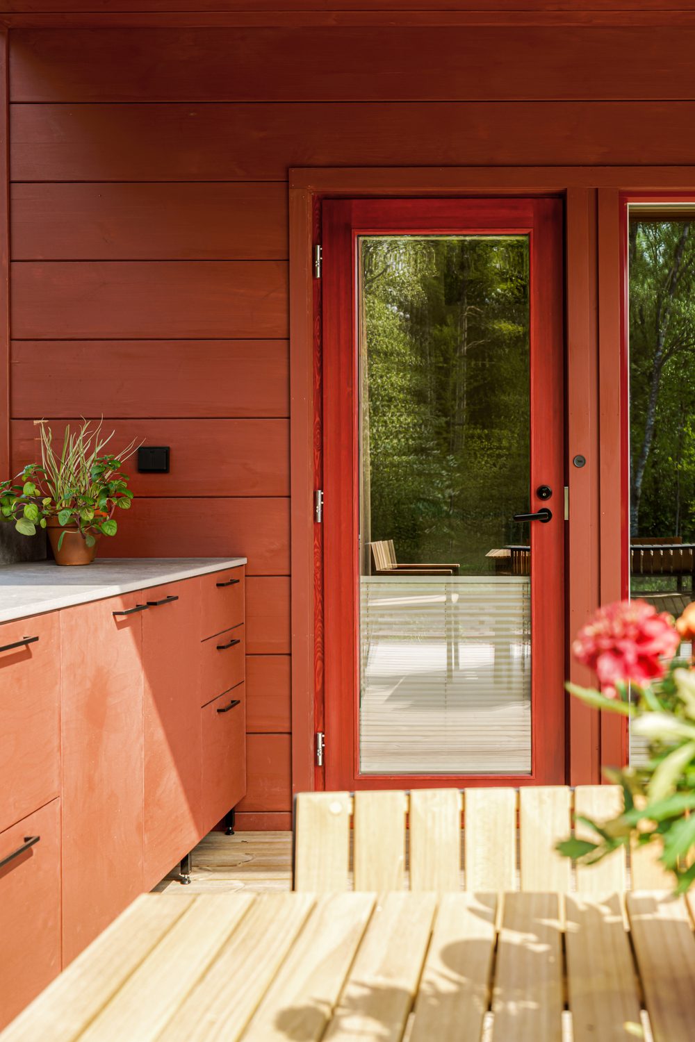 honka-kommeli-log-home-housing-fair-2025-patio-02-zentuvo