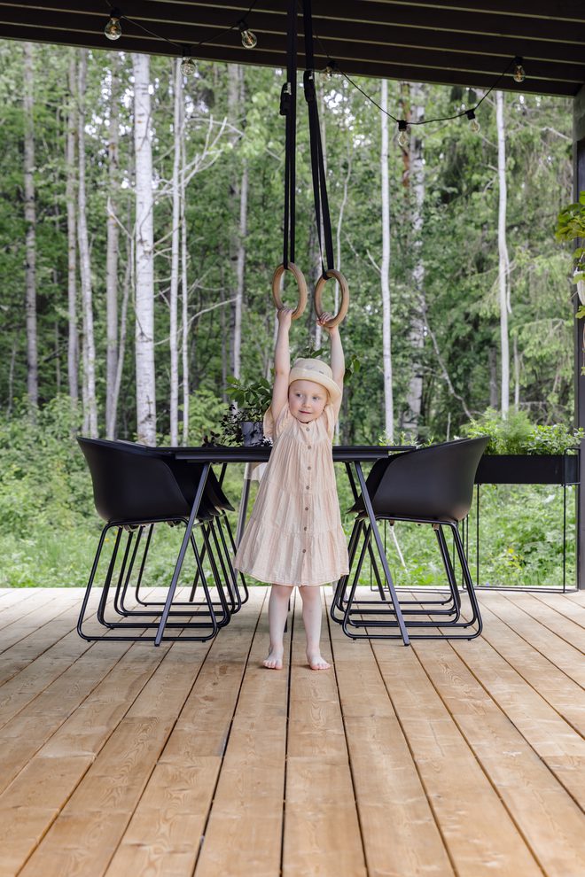 honka-log-home-reference-hirsihaave-outside-child-photo-minnakivinen-or4002658