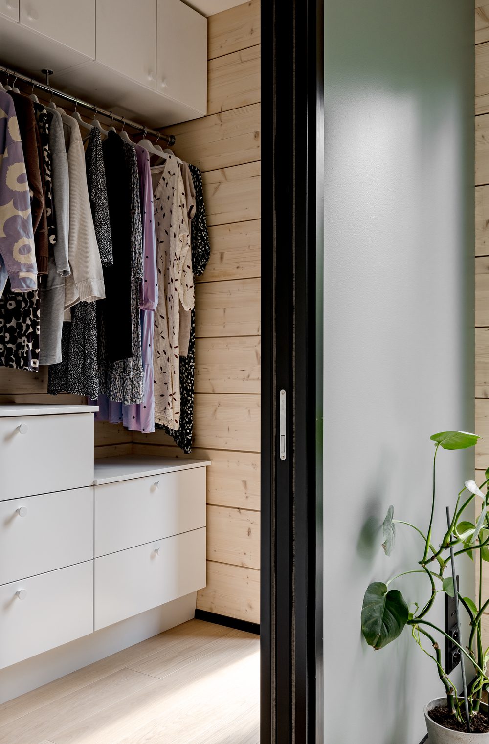 honka-log-home-reference-hirsihaave-walk-in-closet-photo-minnakivinen-or4002658