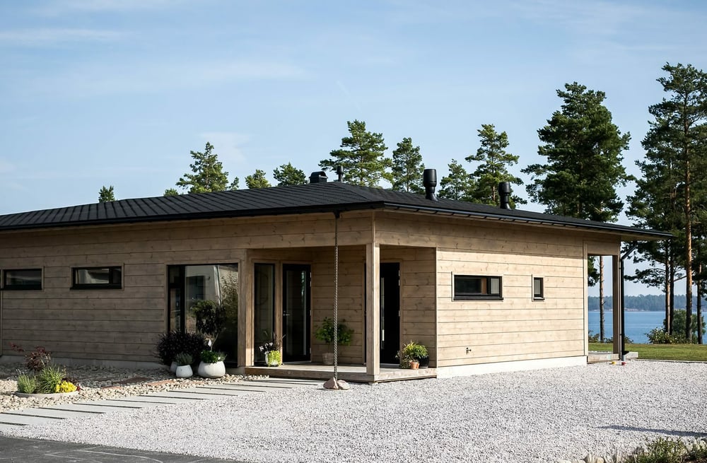 honka-log-home-reference-vastervik-sweden-lux-145-exterior-006-or4007452jpg-e1753880114718