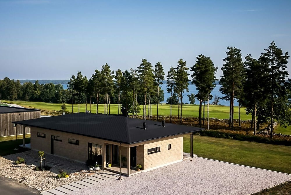 honka-log-home-reference-vastervik-sweden-lux-145-exterior-046-or4007452jpg-1-e1753879511428