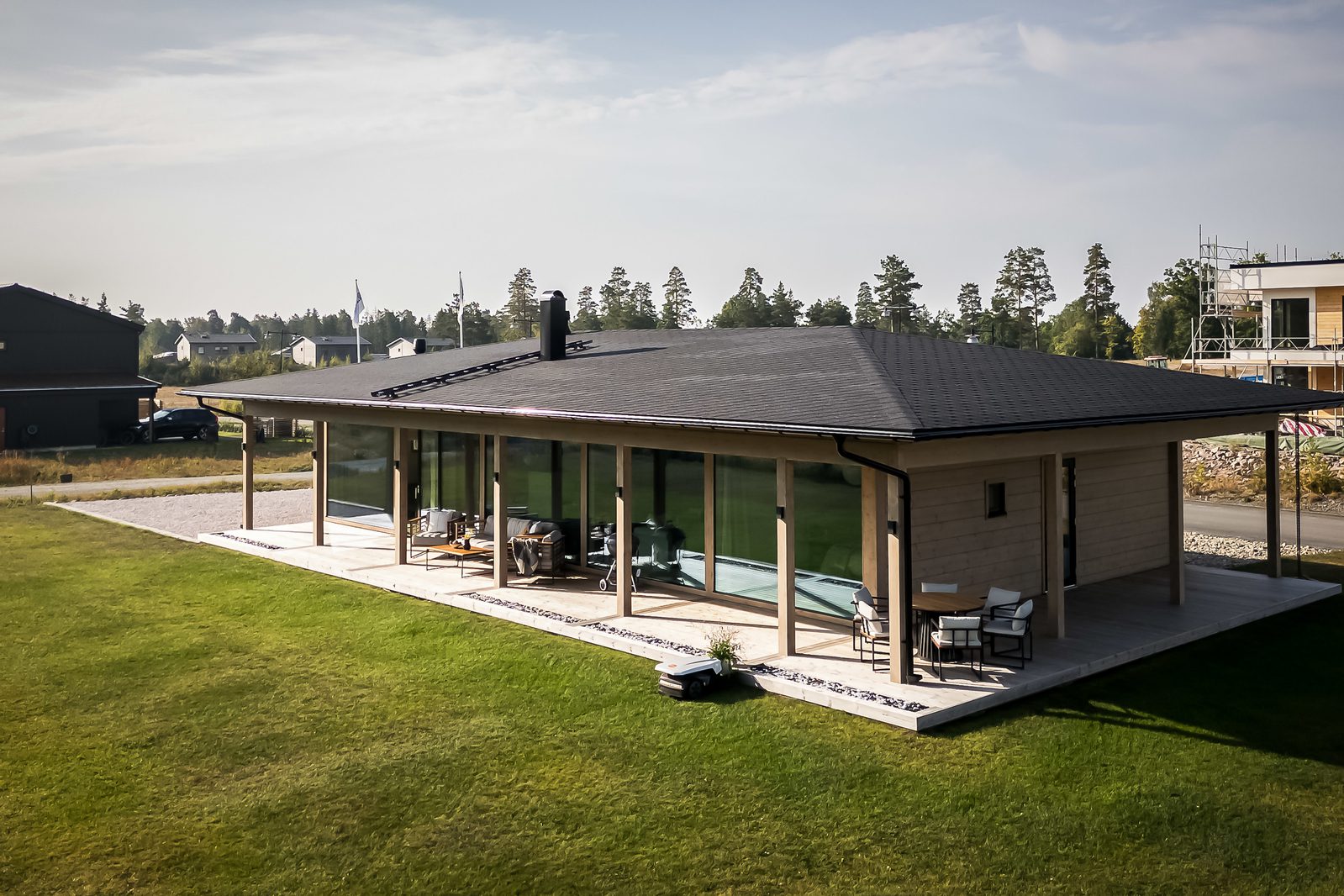 honka-log-home-reference-vastervik-sweden-lux-145-exterior-053-or4007452jpg