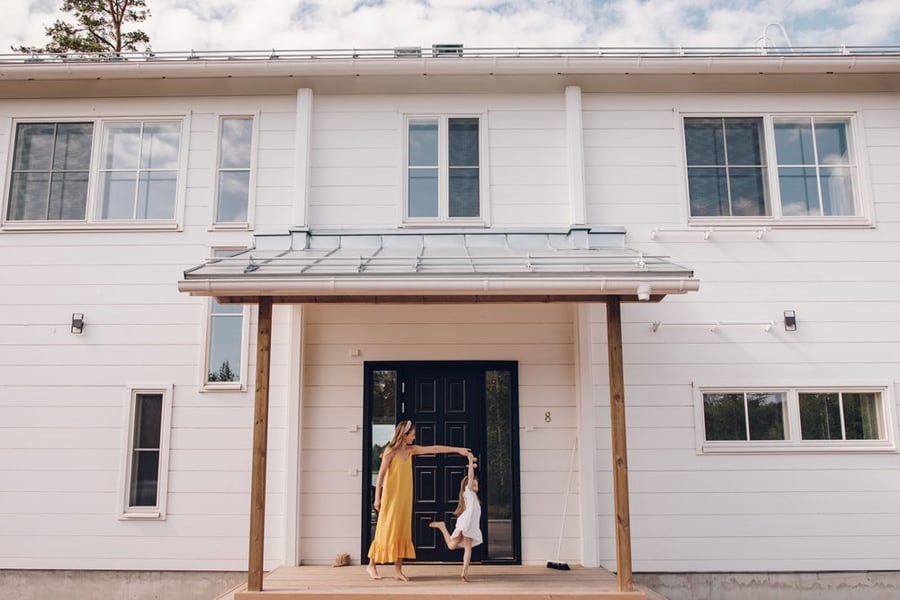 honka-loghome-kaisaturunen-exterior-entrance