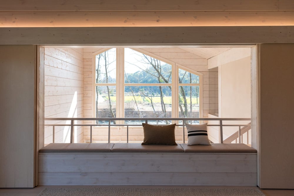 notaarchitects-honka-jiangshan-china-unique-id4027299-glulam-log-house-master-bedroom-view-to-the-atrium-1-shiyun-qian